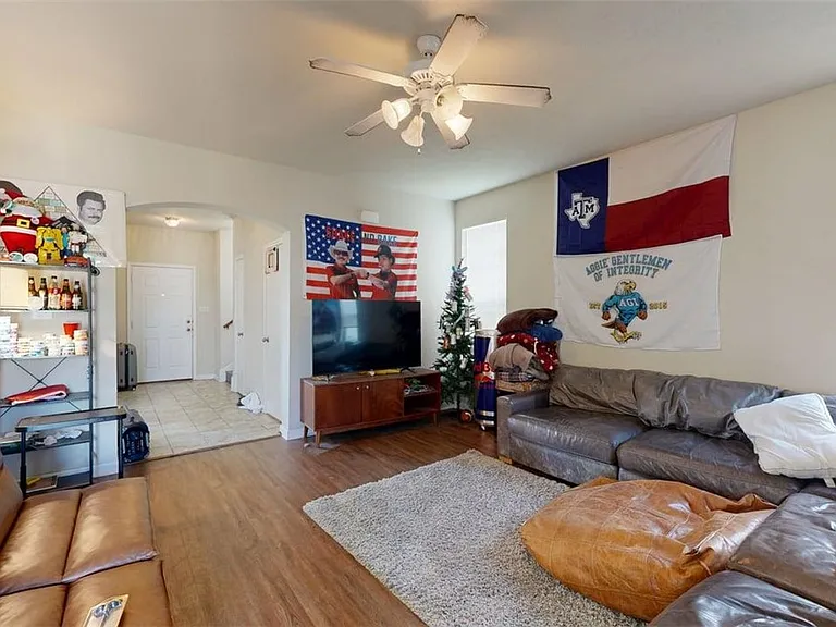 2933 McLaren Dr — Photo 4