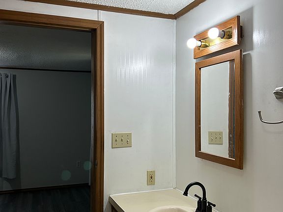Main bedroom ensuite bathroom