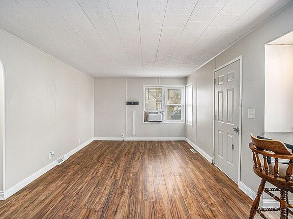 5th image of 111 Pleasant Ave