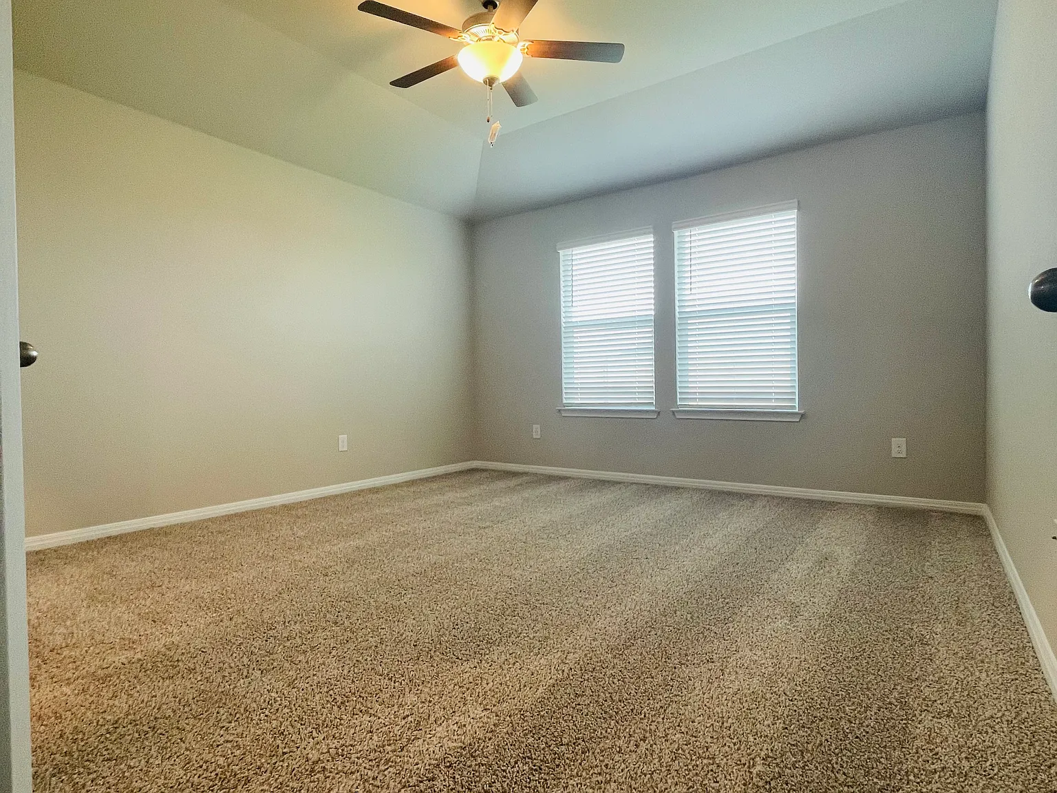 4 bed, 2070 sqft, $2,200 — Photo 4