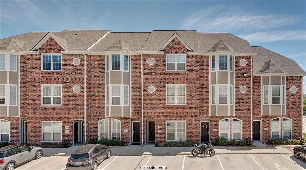 4 bed, 4.5 bath, 1856 sqft, $500 — Photo 1