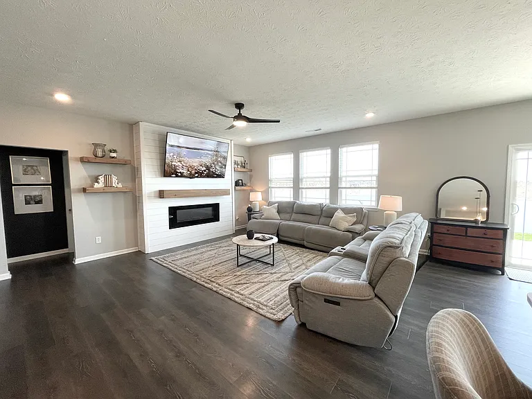 141 Thorpe Dr — Photo 5