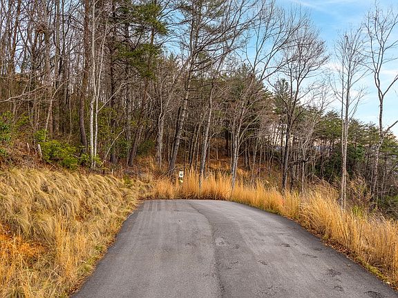 2nd image of 13 White Oak Cir