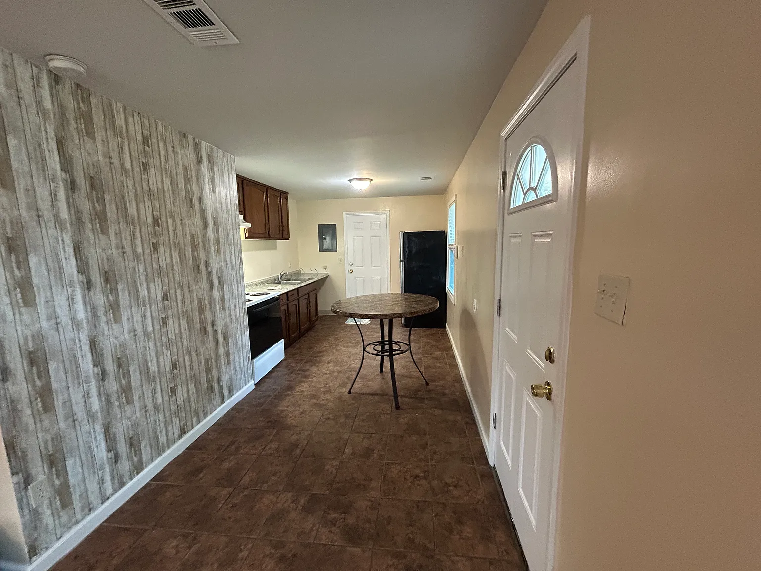 3 bed, 1030 sqft, $1,550 — Photo 3