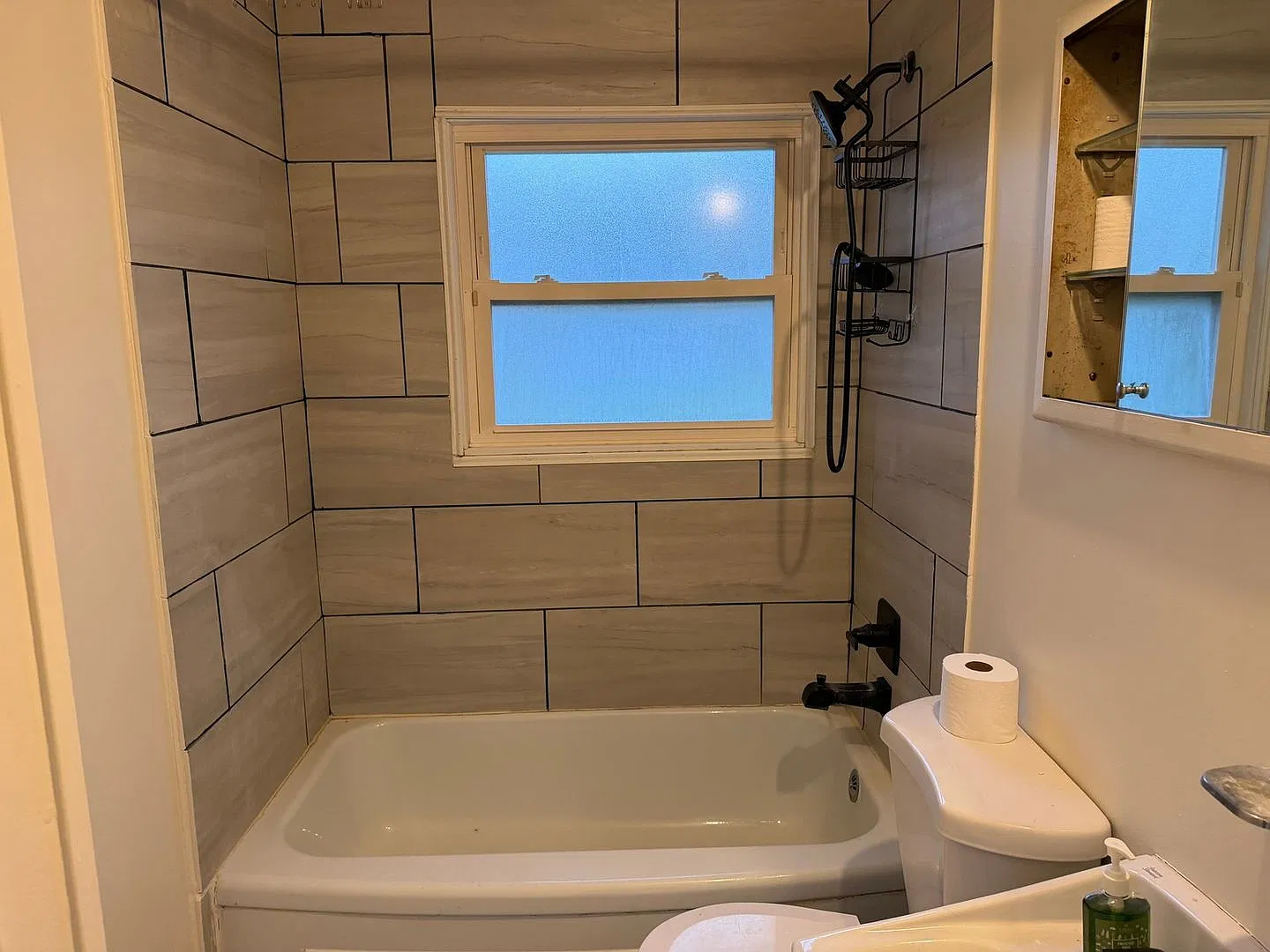 Charming 3BR House in Belleville — Photo 3