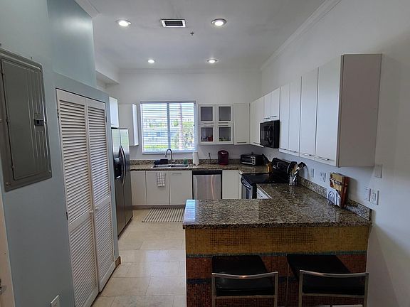 3rd image of 6461 Indian Creek Dr APT C