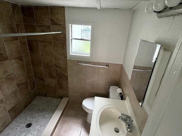 2219 E Annie St — Photo 9