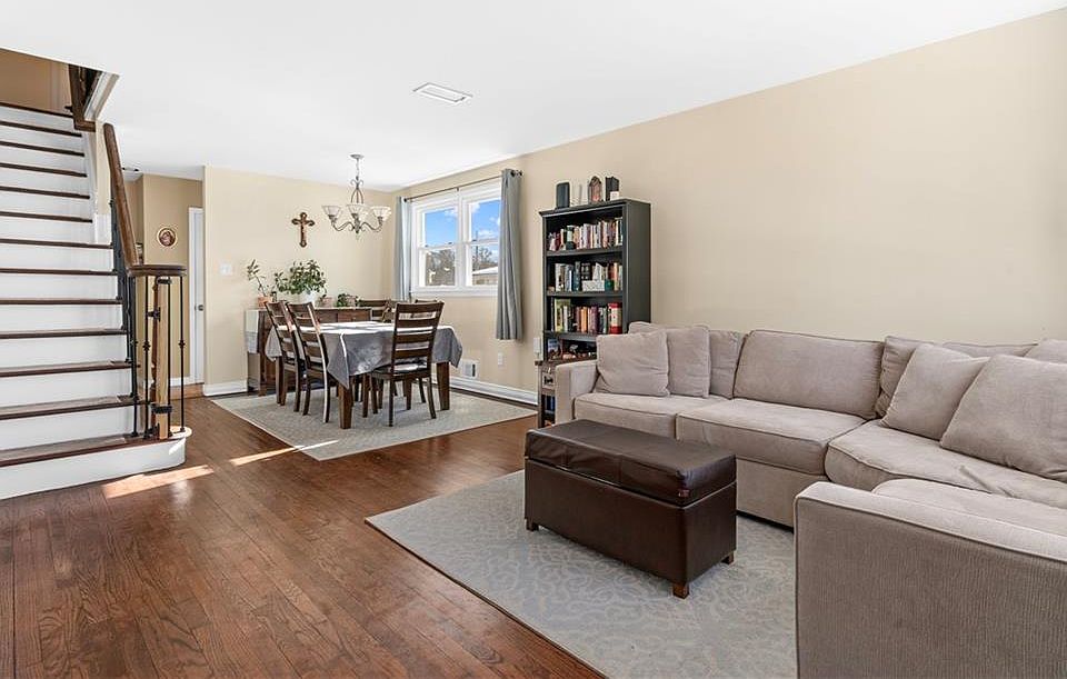 1st image of 131 Crossfield Ave