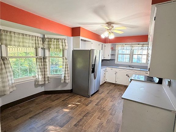 5th image of 220 Fairview Ave