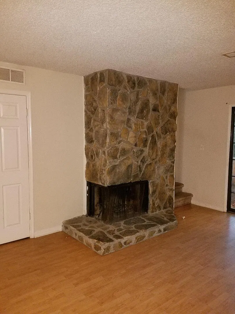 2 bed, 1080 sqft, $1,700 — Photo 2