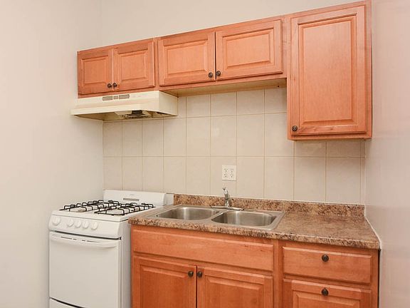 5th image of 2704 N Sawyer Ave #702