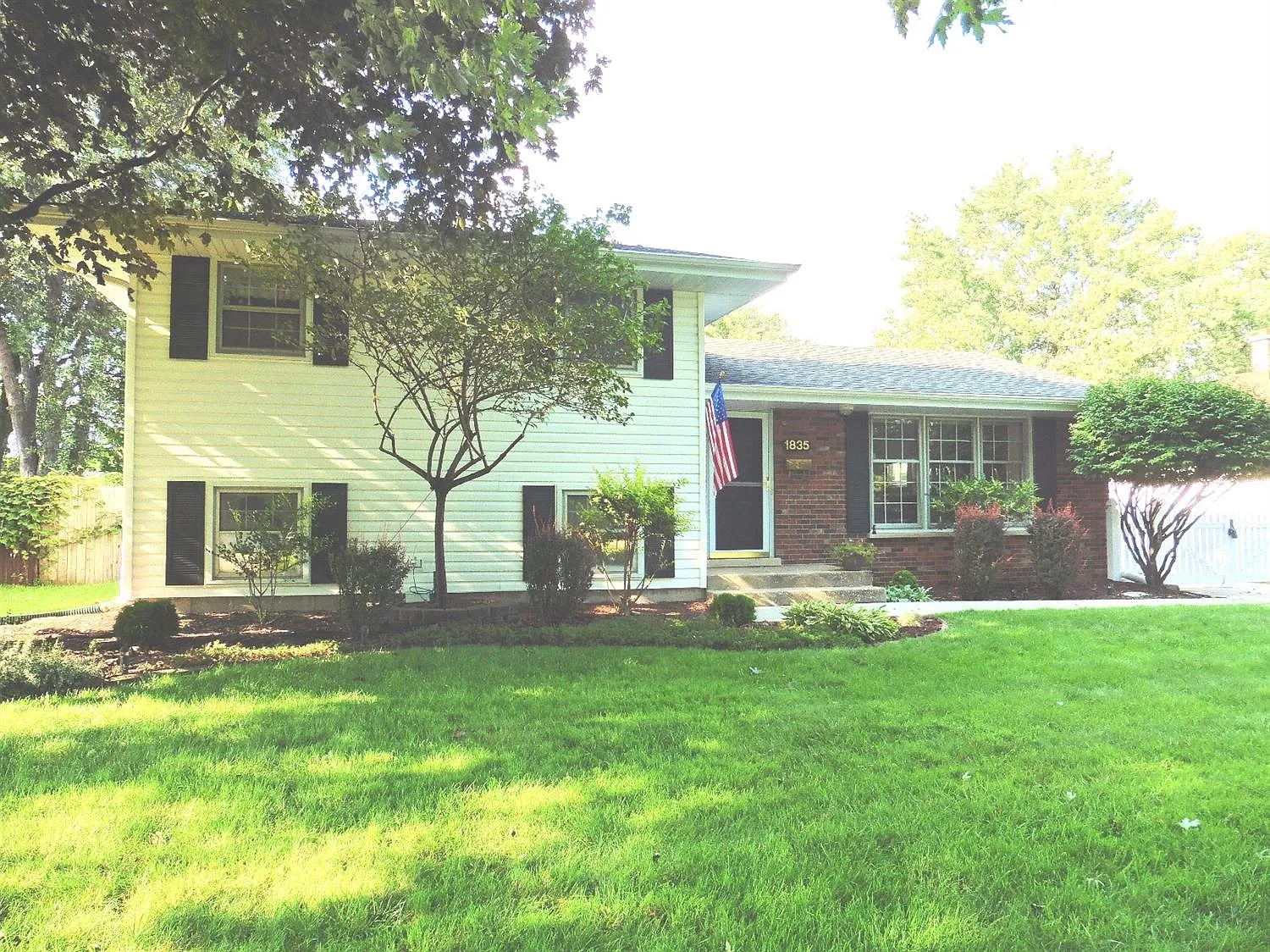 1835 Holly Ln photo 1