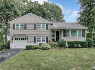 561 Lynn St, Ridgewood, NJ 07450
