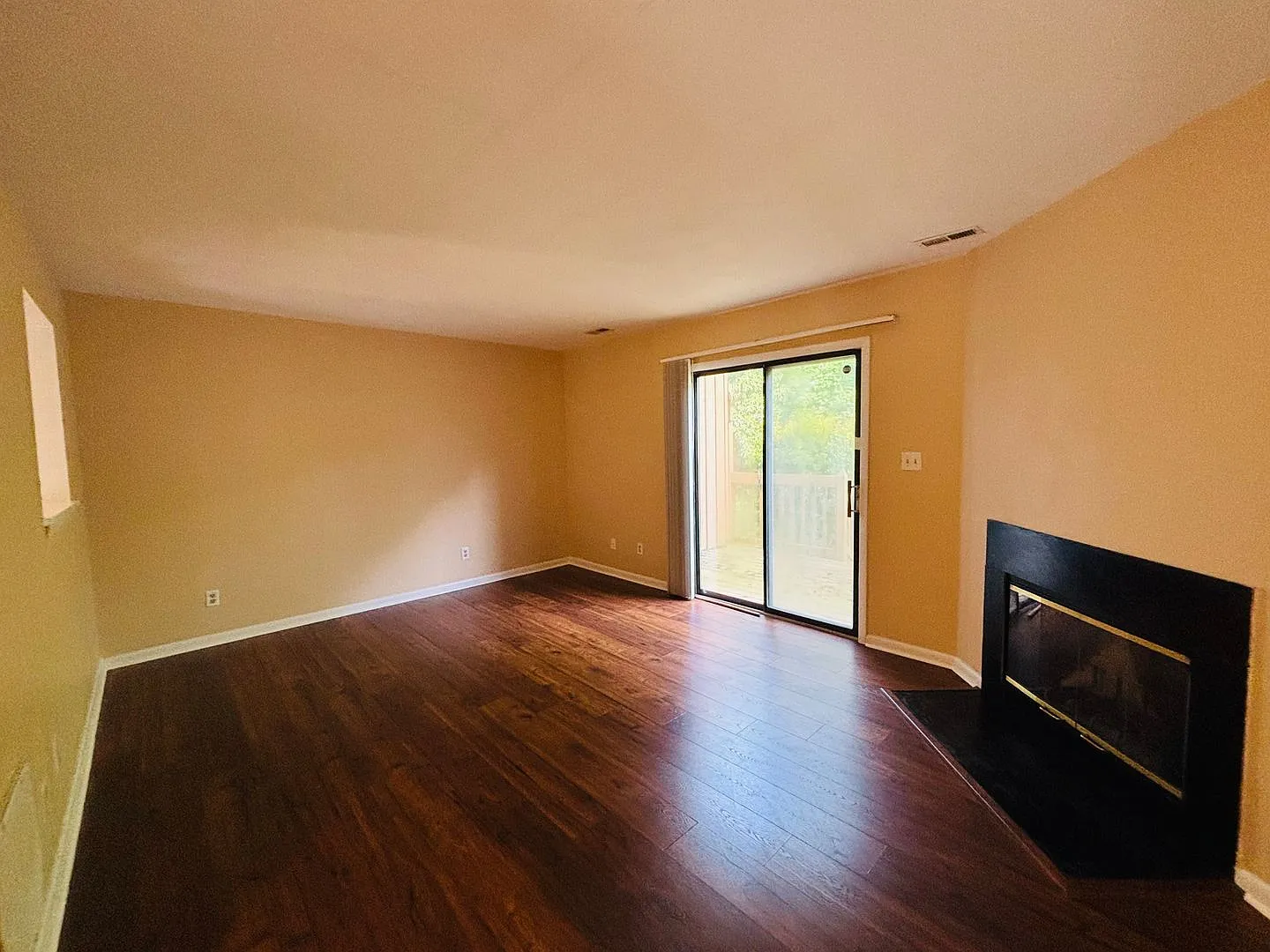 2 Bedroom, 2.5 Bath Townhouse — Photo 4