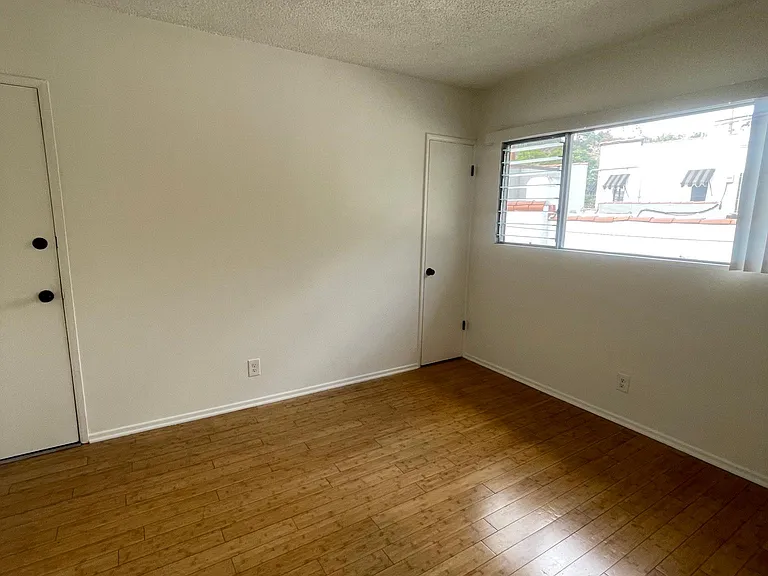 2554 N Beachwood Dr #5 — Photo 10