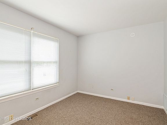 3rd image of 980 Portsmouth Dr