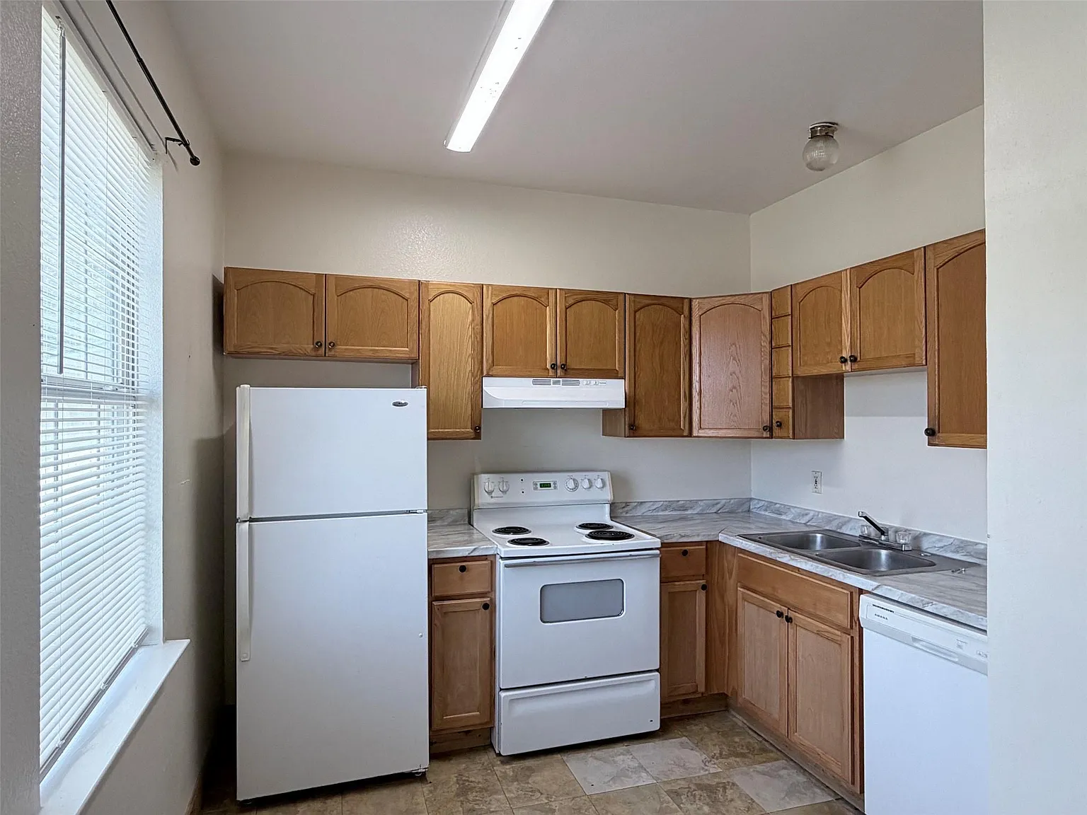 2 bed, 1.0 bath, 576 sqft, $975 — Photo 2