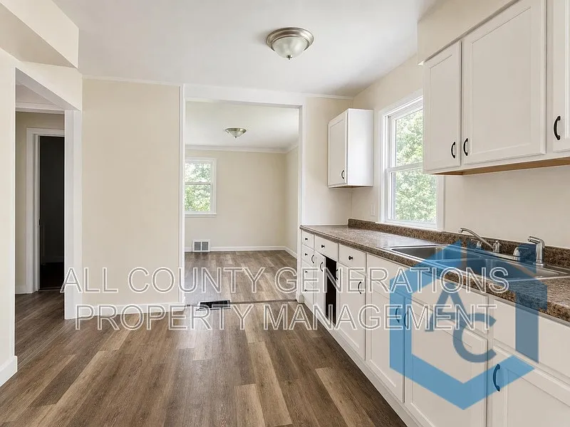 3 bed, 1.0 bath, 1170 sqft, $1,250 — Photo 3