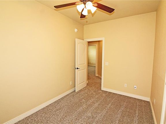 4th image of 702 SW Caprington St #1