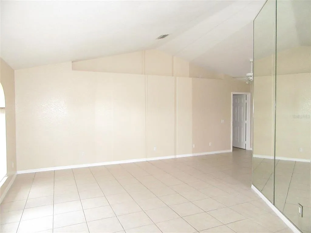 3 bed, 2.0 bath, 2436 sqft, $1,800 — Photo 3