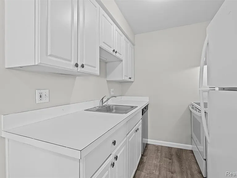 162 Princeton Dr — Photo 11
