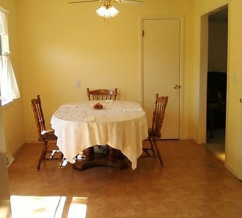 Eat in dining, ceiling fan 