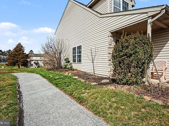 4th image of 100 Stonecrop Ln #M100