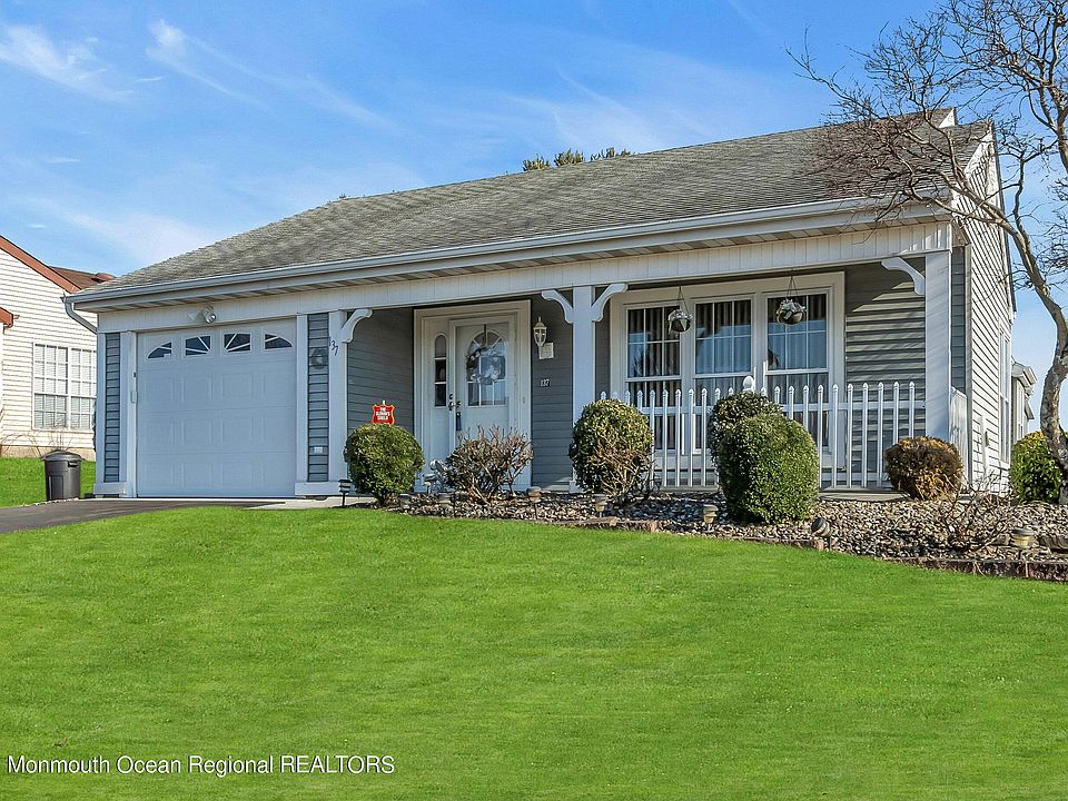 1st image of 137 Buckingham Drive N