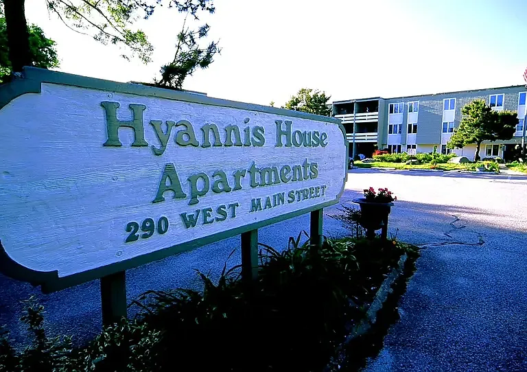 Hyannis House Apartments — Photo 22