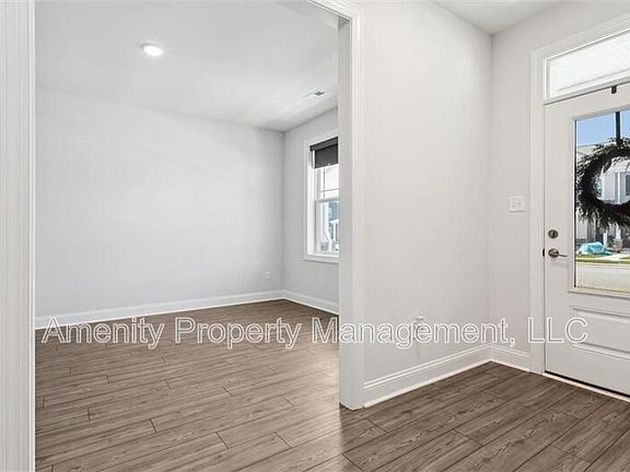 5th image of 1544 Stanford Ln #1