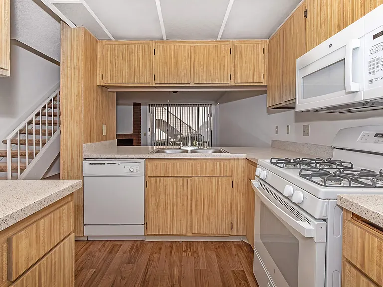 Huntington Lakes Apartments — Photo 12