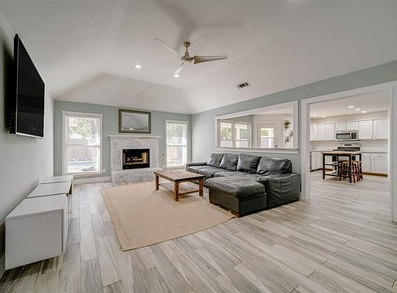2nd image of 2609 Crockett Dr