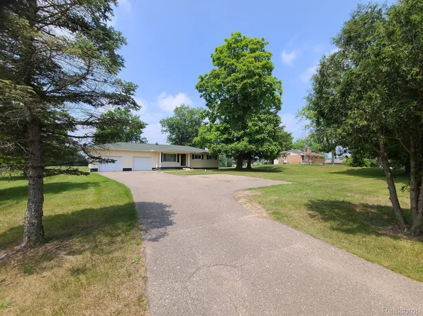 250 Bogie Lake Rd, White Lake, MI 48383