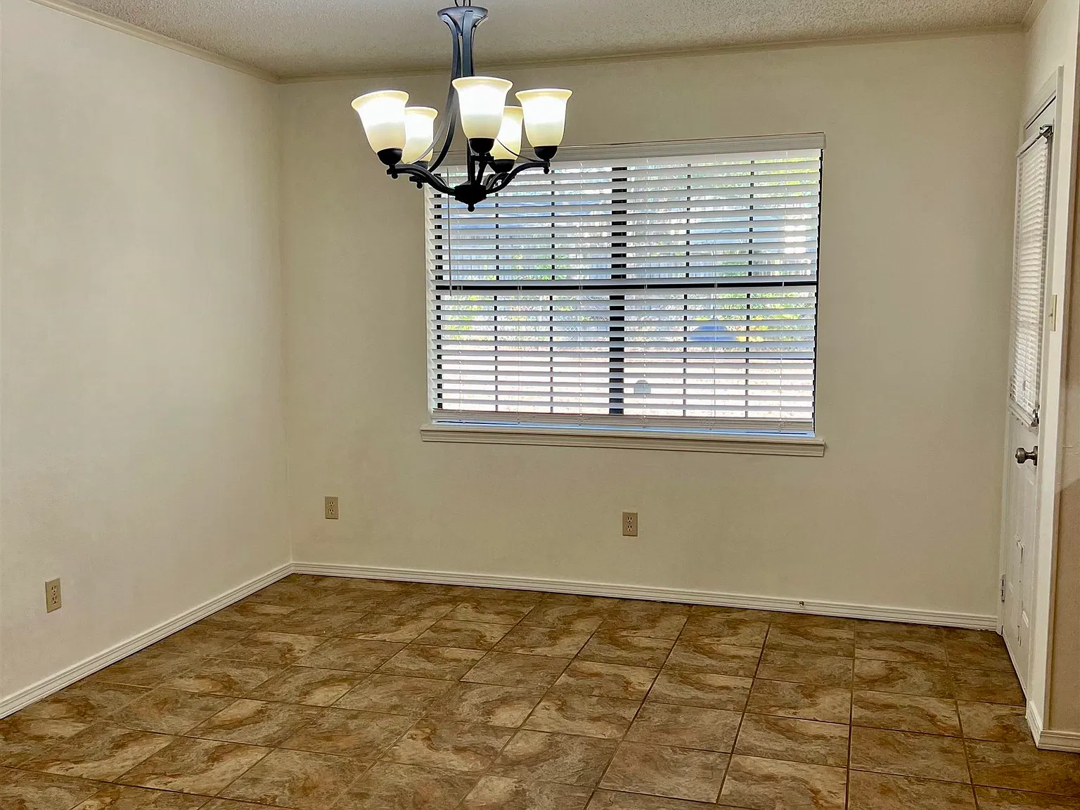 3 bed, 2.0 bath, 1800 sqft, $1,850 — Photo 4