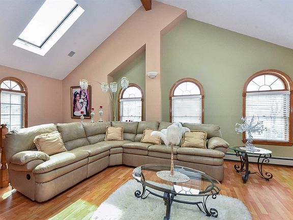 4th image of 70 Gotham Ave