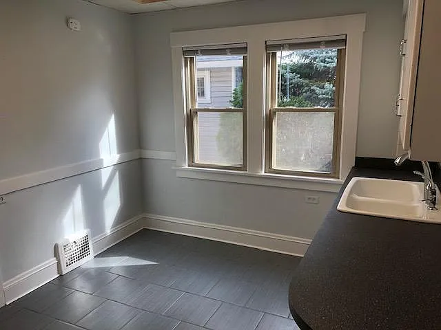 17433 Woodford Ave — Photo 9