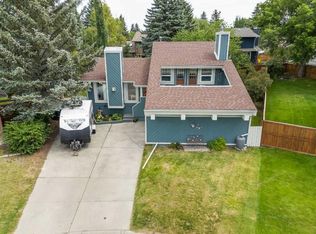 16 Deer Ridge Ct SE, Calgary, AB T2J5X9