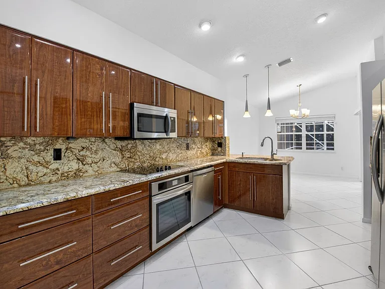 7558 Ironbridge Cir — Photo 1