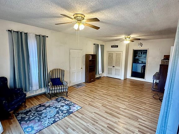 3rd image of 405 Old Rock Rd