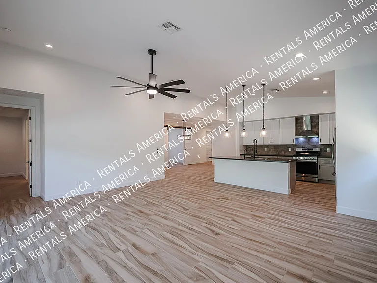 2418 E Amelia Ave — Photo 2