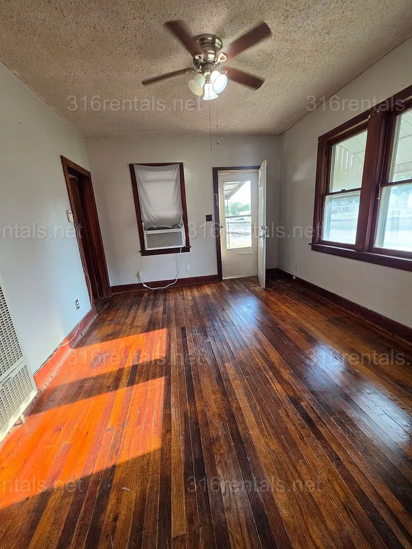 $625 - 1 bed 1 bath - Single Family Home — Photo 4