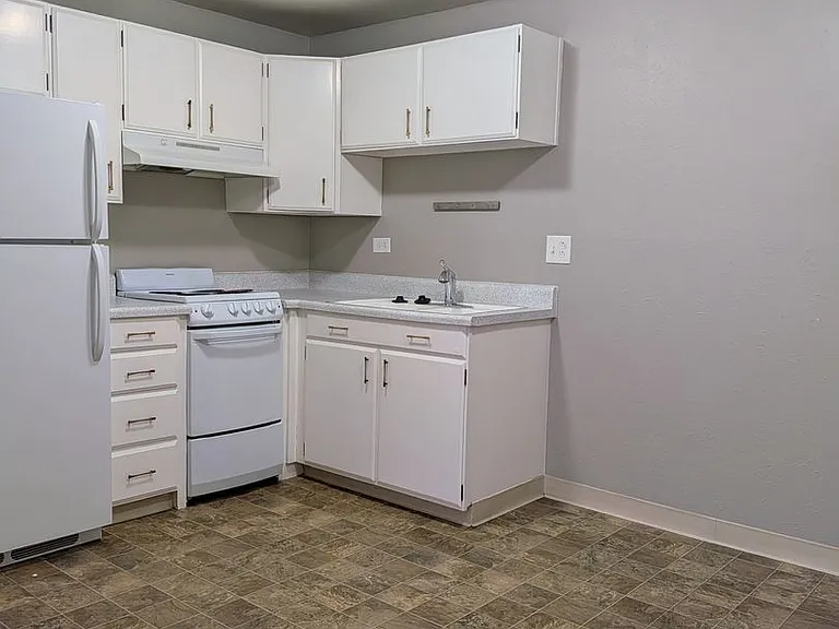 95 N Clarkson St Carolyn Arms Apartments — Photo 4