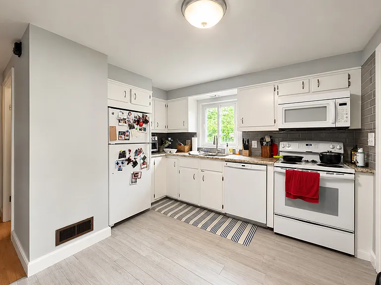 35 Sumac St — Photo 5