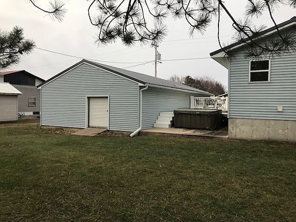 3rd image of 806 E Dubuque St