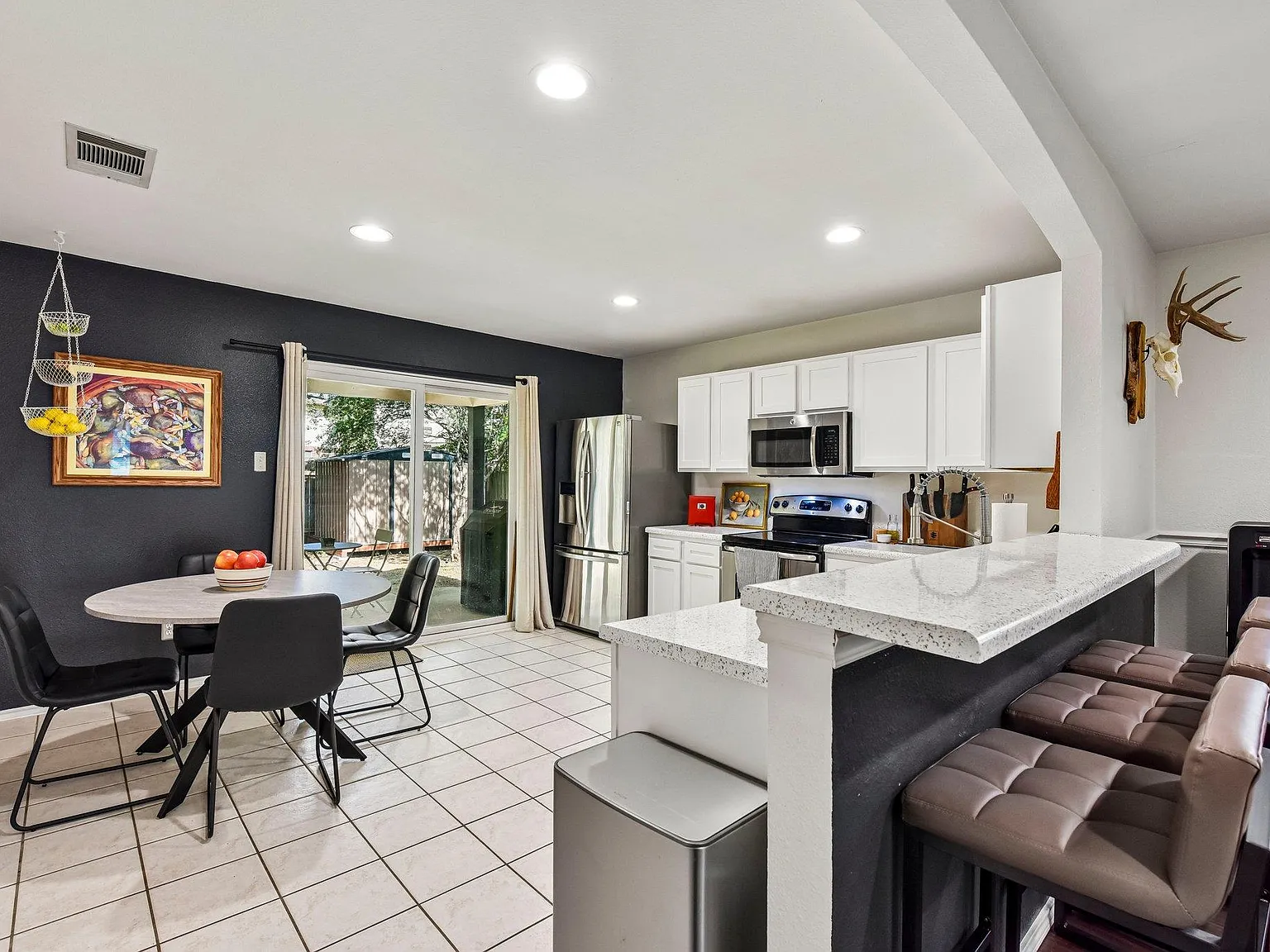3 bed, 2.0 bath, 1752 sqft, $2,195 — Photo 3