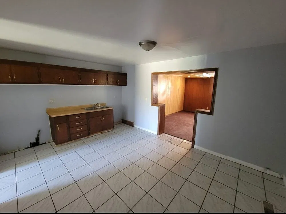 3 bed, 925 sqft, $1,300 — Photo 2