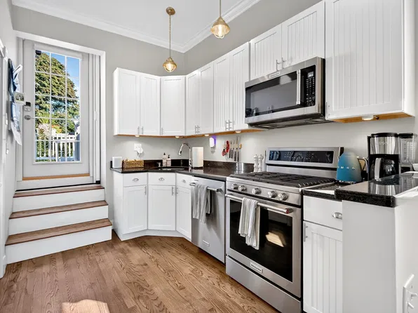 656 E 7th St #3, South Boston, MA 02127