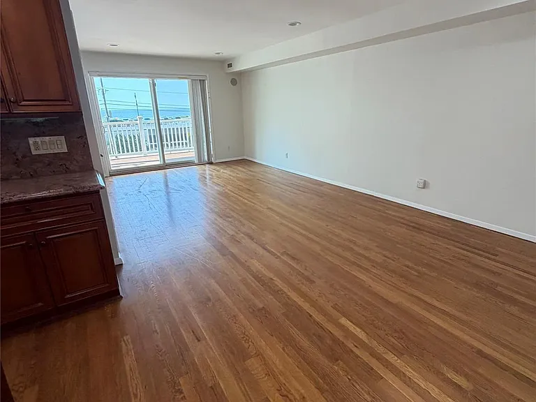 133 W Broadway — Photo 8