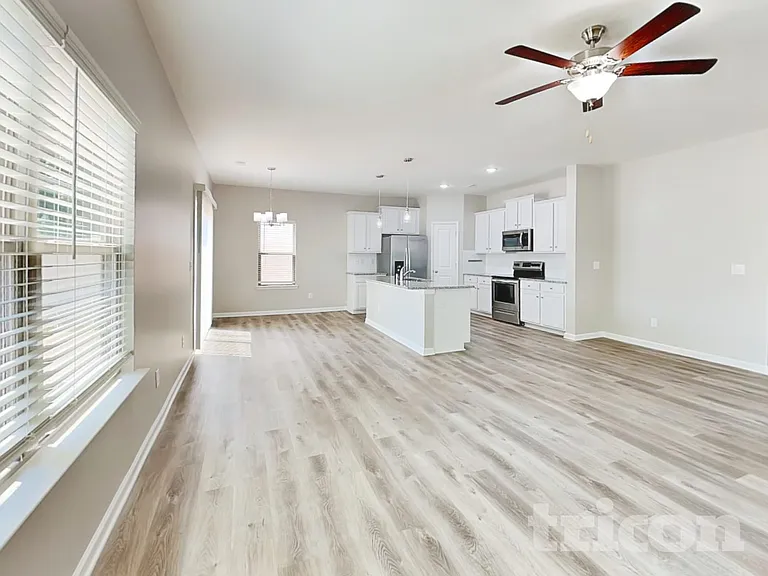 138 Spring Knoll Dr — Photo 2