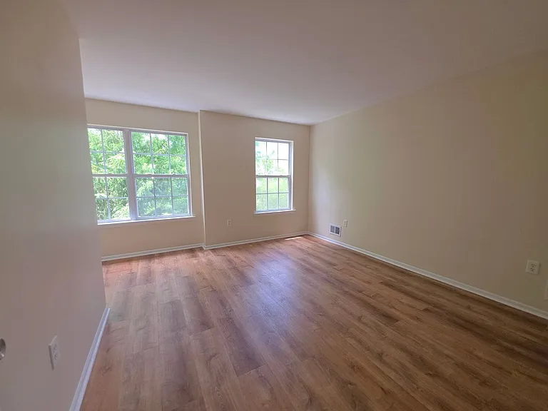 204 Barclay Ct — Photo 15